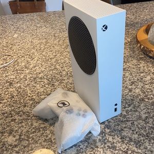 Xbox Series S 365 GB with Controller, HDMI Cable, and Power Cord